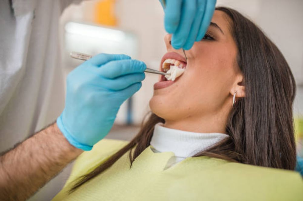 Safe tooth removal procedure in Naples